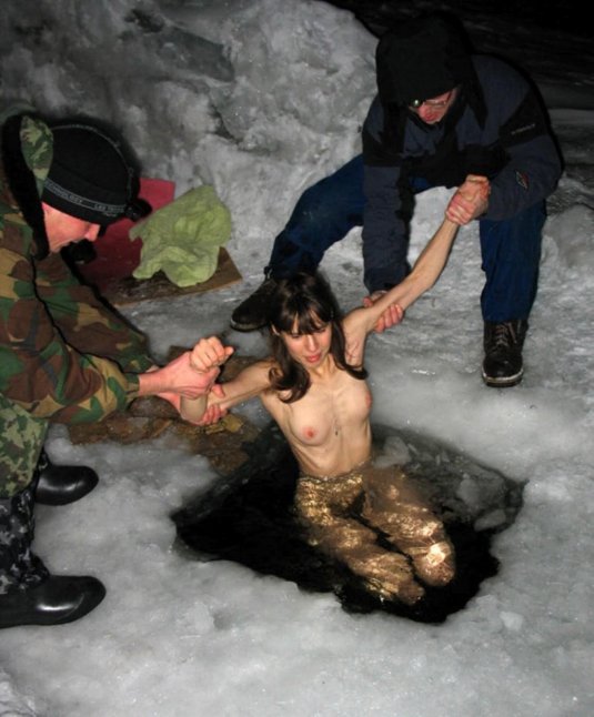 Голые в проруби на крещение