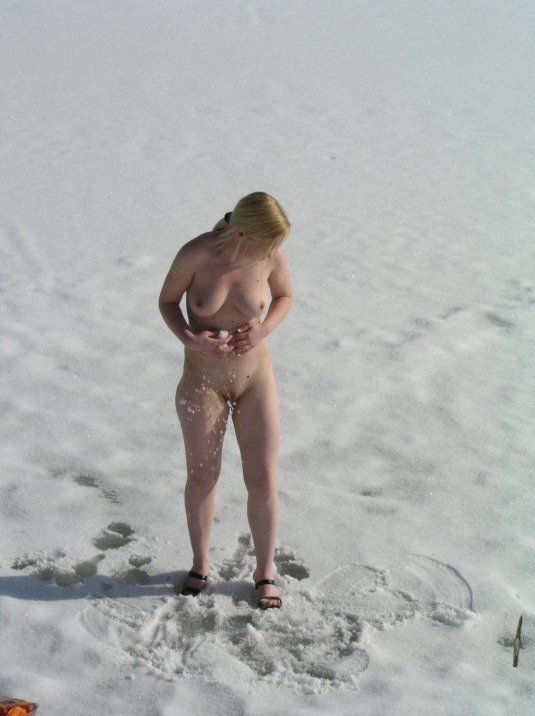 Голые купаются в проруби