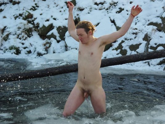 Мужики купаются без трусов