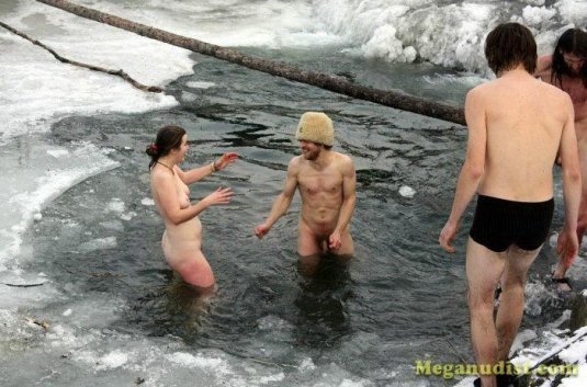 Парни купаются