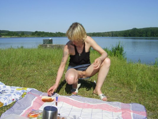 Девушки без трусиков на пикнике