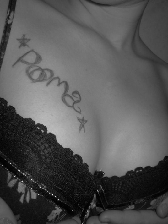 Надпись на женской груди