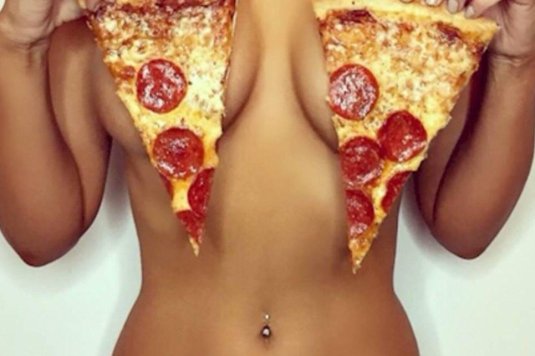 Девушка с пиццей