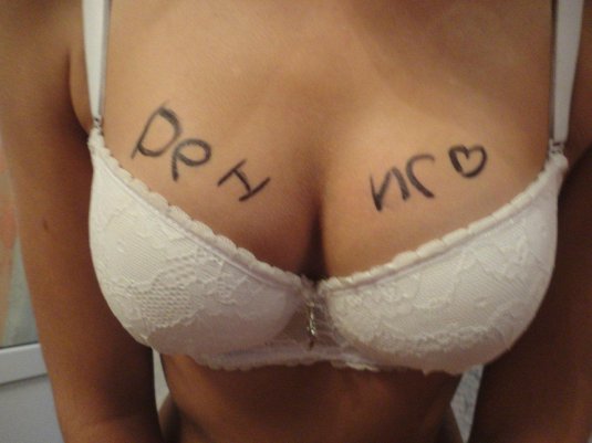 Надписи на груди