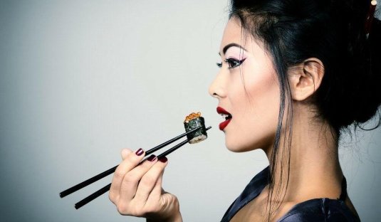 Девушка ест роллы