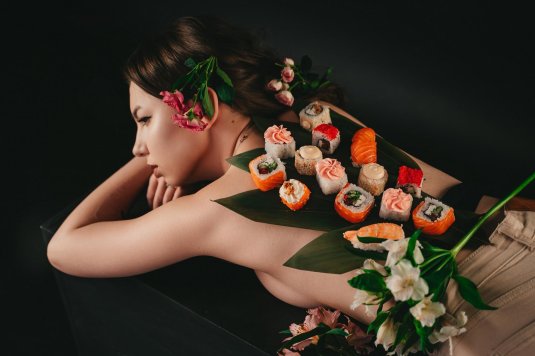 Суши на девушке