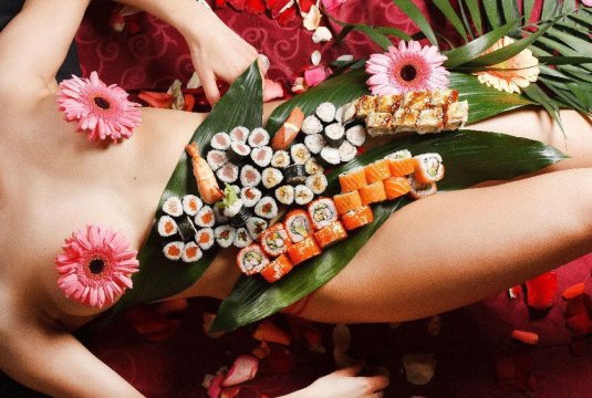 Суши на девушке