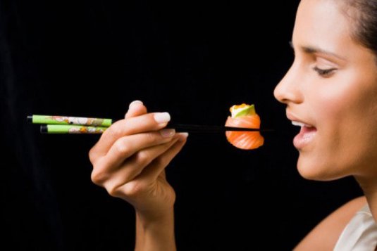 Девушка с роллами