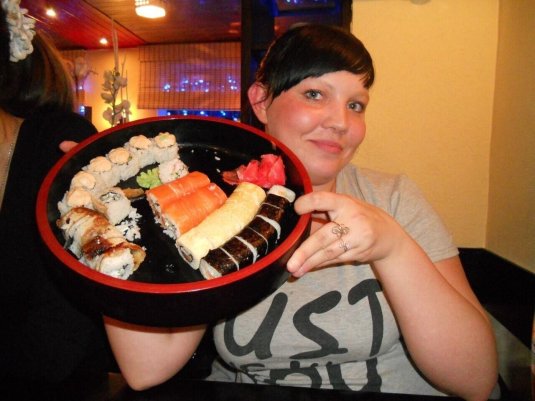 Суши роллы девушка