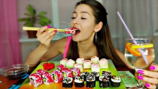 Мукбанг роллы