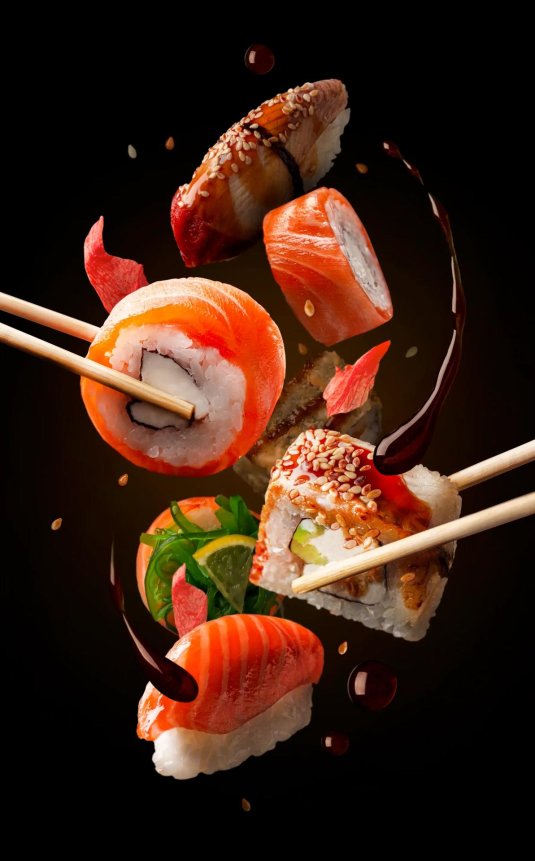 Роллы на черном фоне