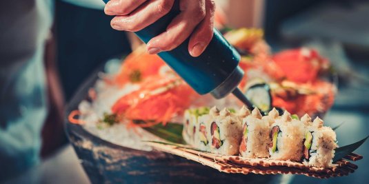 Девушка с роллами