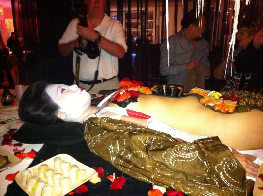 Nyotaimori япония