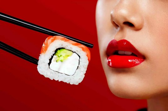 Девушка с роллами