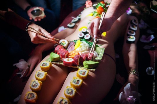 Суши на девушке