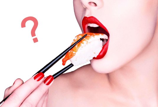 Девушка ест роллы