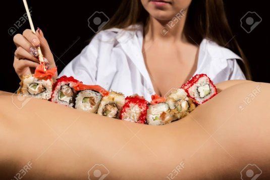 Суши с женского тела