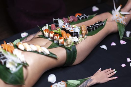 Суши на девушке