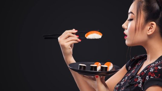 Девушка с роллами