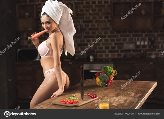 Девушка с морковкой