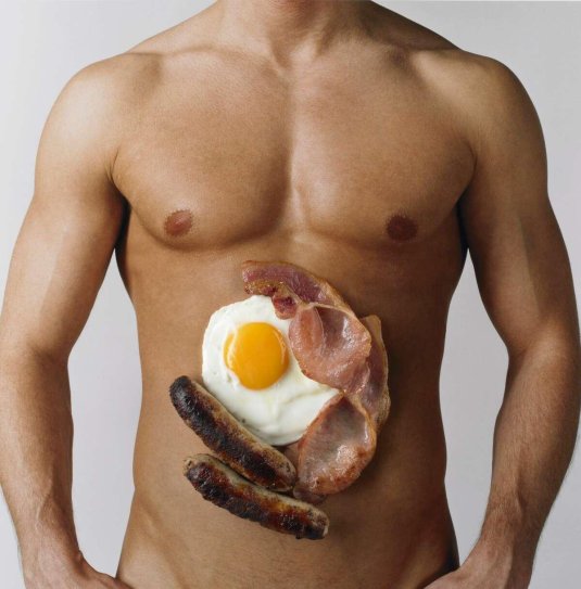 Еда на мужском теле