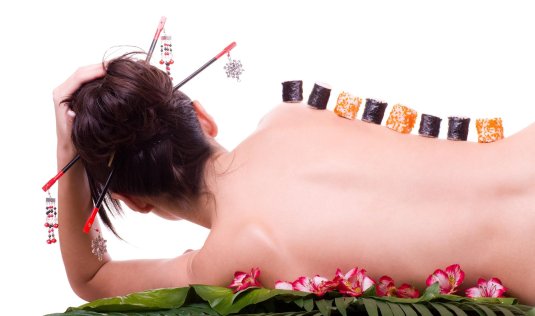 Суши на теле девушки