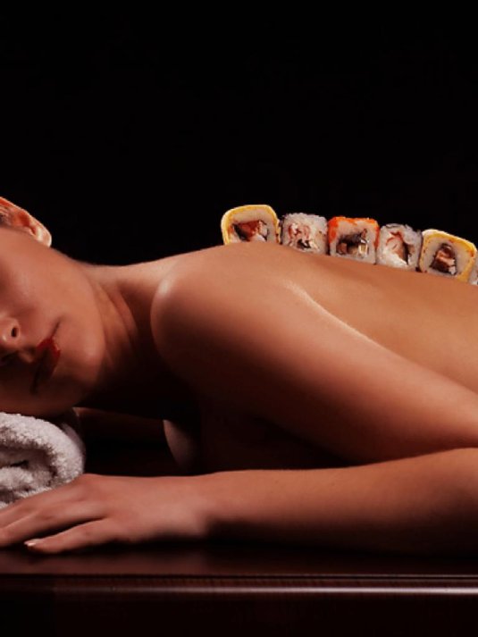 Суши на теле девушки