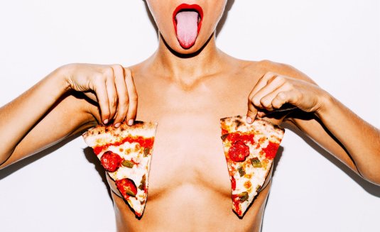 Девушка с пиццей на груди