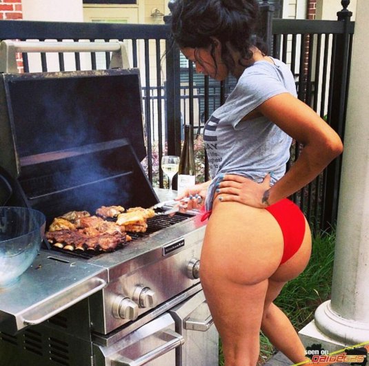 Девушка жарит шашлык