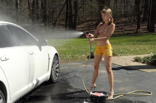 Девушка голышом в машине