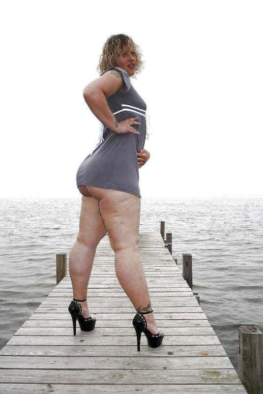 Женщина с большими ляжками