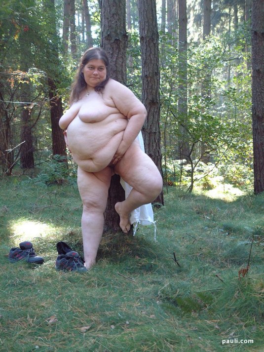 Голые толстые женщины в лесу