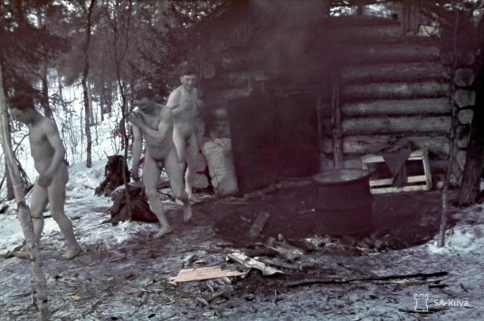 Голые советские солдаты в бане