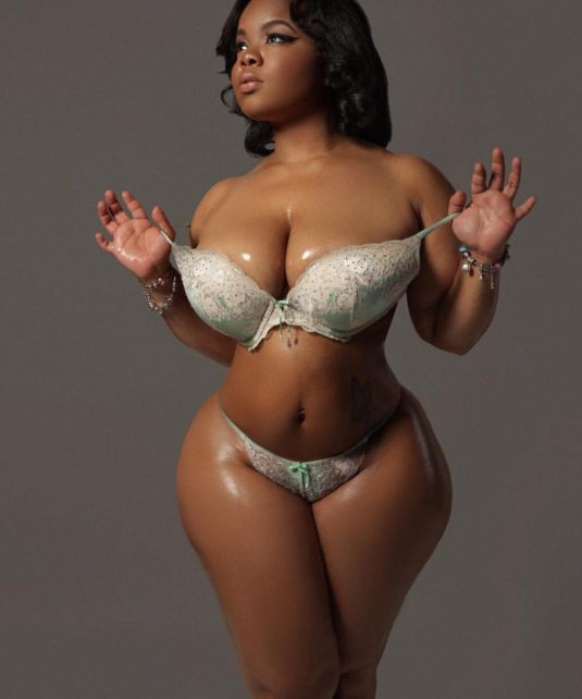 Голая пышная негритянка