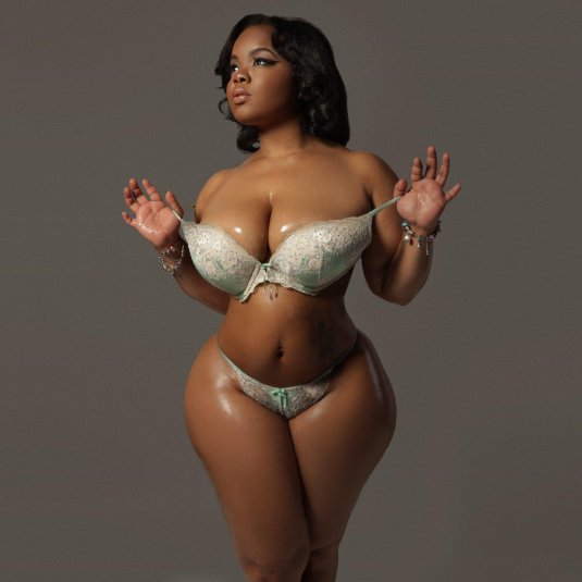 Голая пышная негритянка