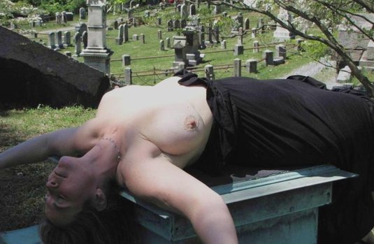 Фотосессия на кладбище