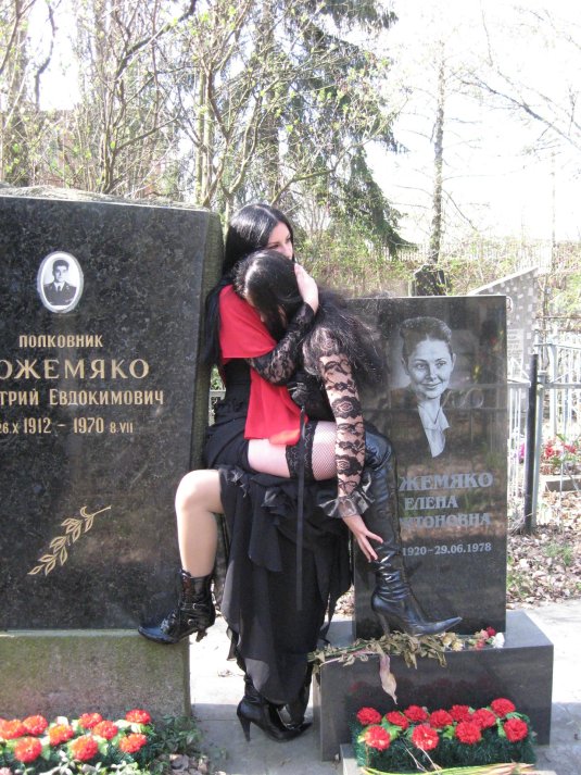 Девушка на кладбище