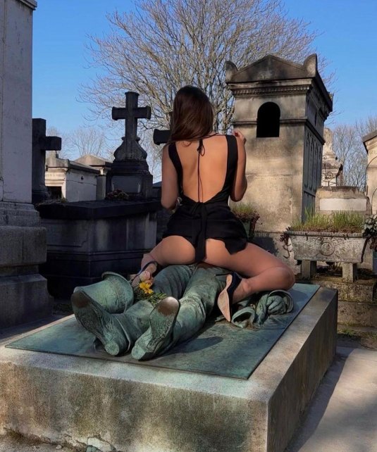 Виктора нуара на кладбище пер-лашез