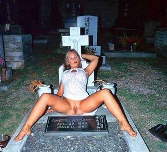 Порно на кладбище