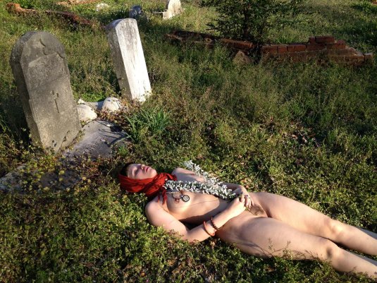 Голая фотосессия на кладбище