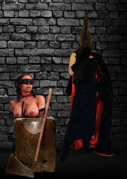 Голые женщины в руках палачей