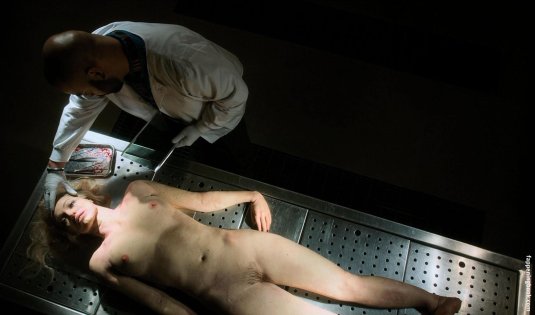 Голые женщины в морге