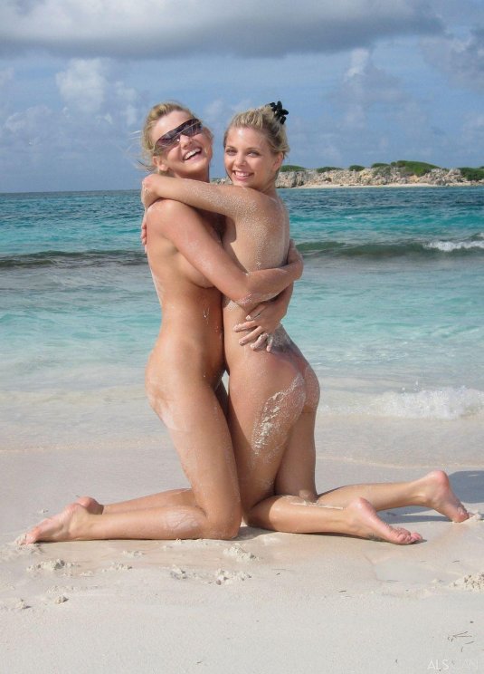 Голая на пляже