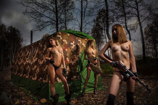 Девушка с оружием