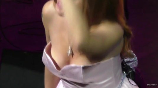 Певица максим засветила грудь