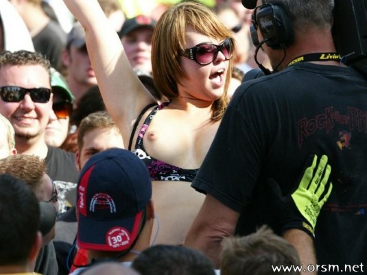 Засветила грудь на фестивале