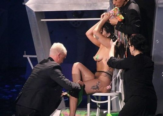 Леди гага разделась на сцене