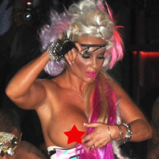 Знаменитости засветили сиськи