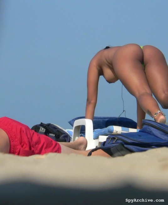 Голые на пляже подглядывание