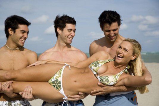 Девушка в окружении мужчин